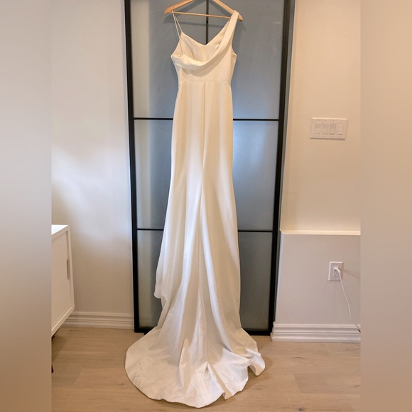 Elavonza Bridal “Peru” Dress • US Size 4 • Elegant & Simple - Picture 5 of 8